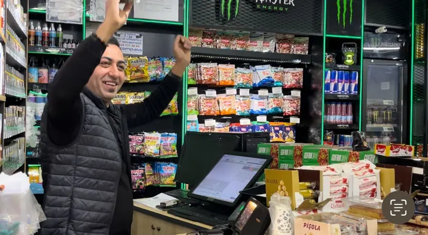 Bu markete gelen dans etmeden alışveriş yapamıyor 