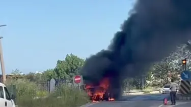 Çarşaf yüklü kamyonet alev topuna döndü