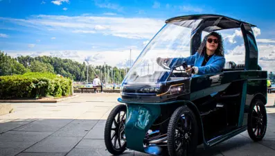 Konforlu seyahat için dört tekerli elektrikli bisiklet