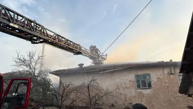 Kütahya'da yangın: İki ev ve bir ahır kullanılamaz hale geldi