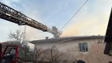 Kütahya'da yangın: İki ev ve bir ahır kullanılamaz hale geldi