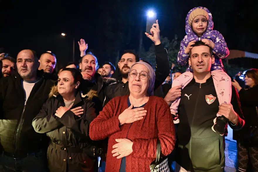 Ferdi Tayfur'un ölümü hayranlarını  gözyaşlarına boğdu: Yatağımızdan kalkıp da geldik, pijamalarımızla geldik! 6