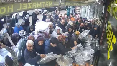 Fiyatı 275 liradan 100liraya indirdi, müşteriler alabilmek için birbirini ezdi