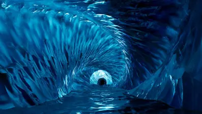 İzlanda'da buz mağarası çöktü: Bir kişi öldü, ikisi kayıp