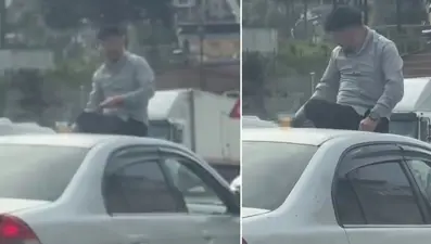 Trafikte pes dedirten görüntü: Otomobil üzerinde alem yaptı!