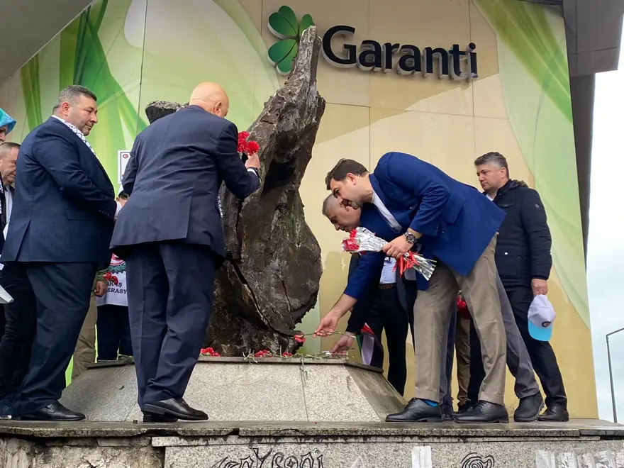 HAK-İŞ Kazancı Yokuşu'na karanfil bıraktı 11