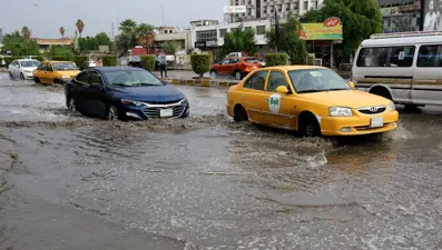 Bağdat'ta şiddetli yağış: Sokakları su bastı