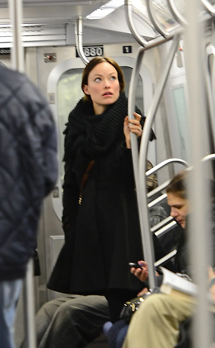 Oyuncu Merve Boluğur otobüste (Toplu taşıma kullanan ünlüler) 33