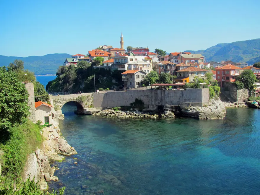DOĞAYLA İÇ İÇE BİR KASABA: AMASRA 1 DOĞAYLA İÇ İÇE BİR KASABA: AMASRA 1