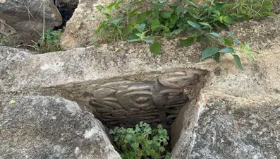 Osmanlı dönemine ait mezar taşı bulundu: Su yolunu ziyaret eden turistler fark etti