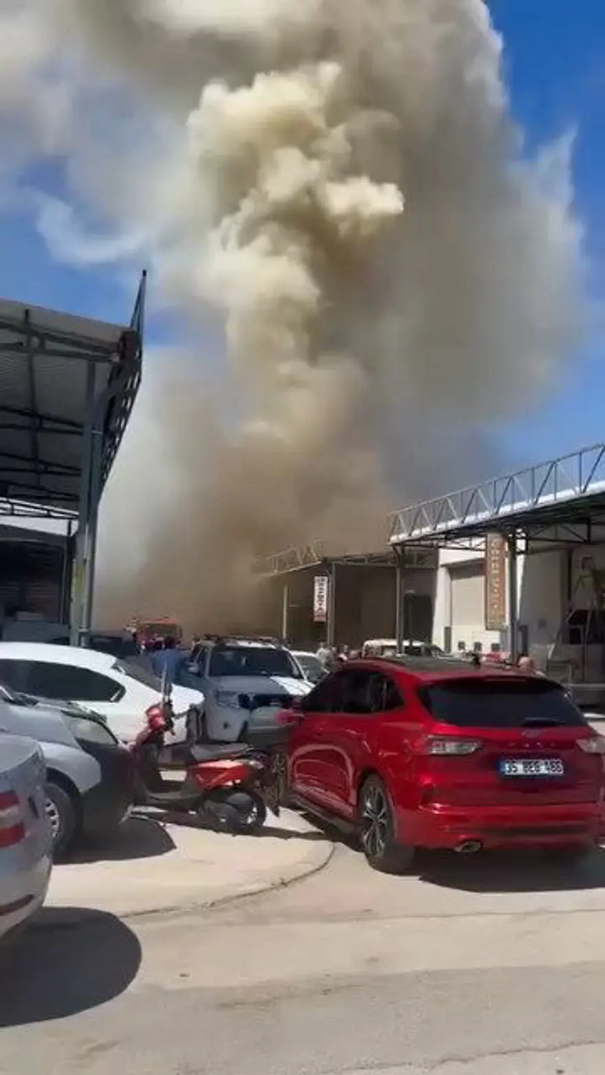 Yedek parça dükkanında yangın 1 Yedek parça dükkanında yangın 1