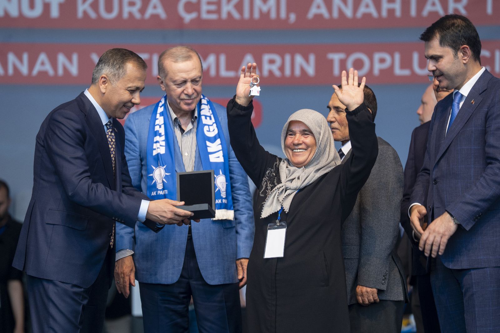 300 bininci konutun anahtar teslimi gerçekleşti: "Anka Kuşu gibi küllerimizden doğuyoruz"