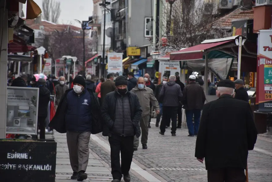'Çok yüksek riskli' Edirne'de iki caddeye girişler bariyerlerle kapatıldı 
