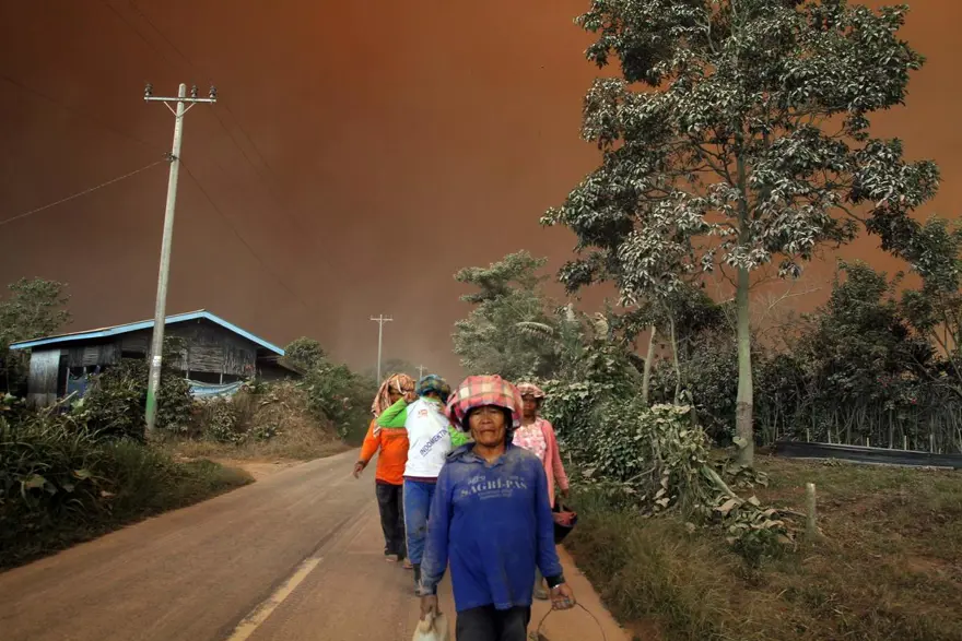 Sinabung binlerce kişiyi evinden etti 9