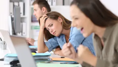 Kıskanç insanlara özgü 20 davranış