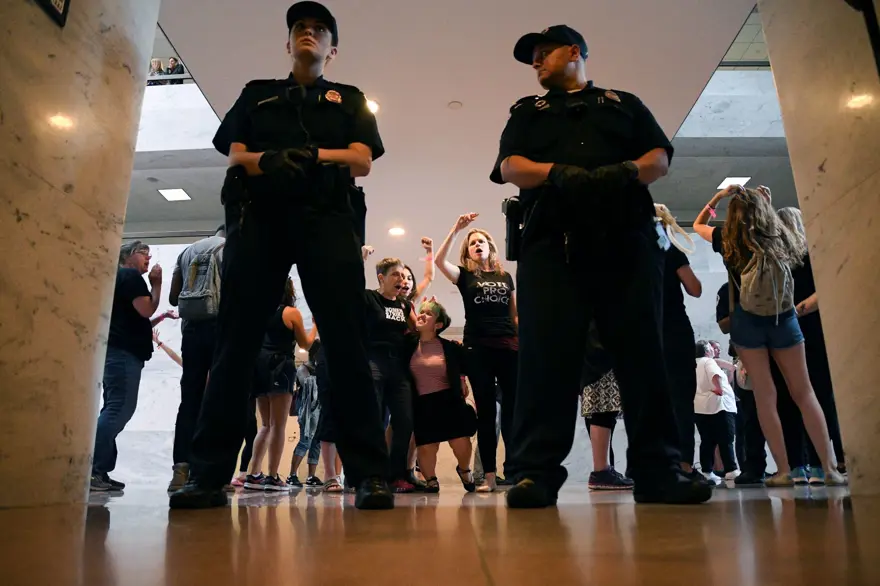 Kavanaugh'u protesto eden Amy Schumer ve Emily Ratajkowski tutuklandı 14