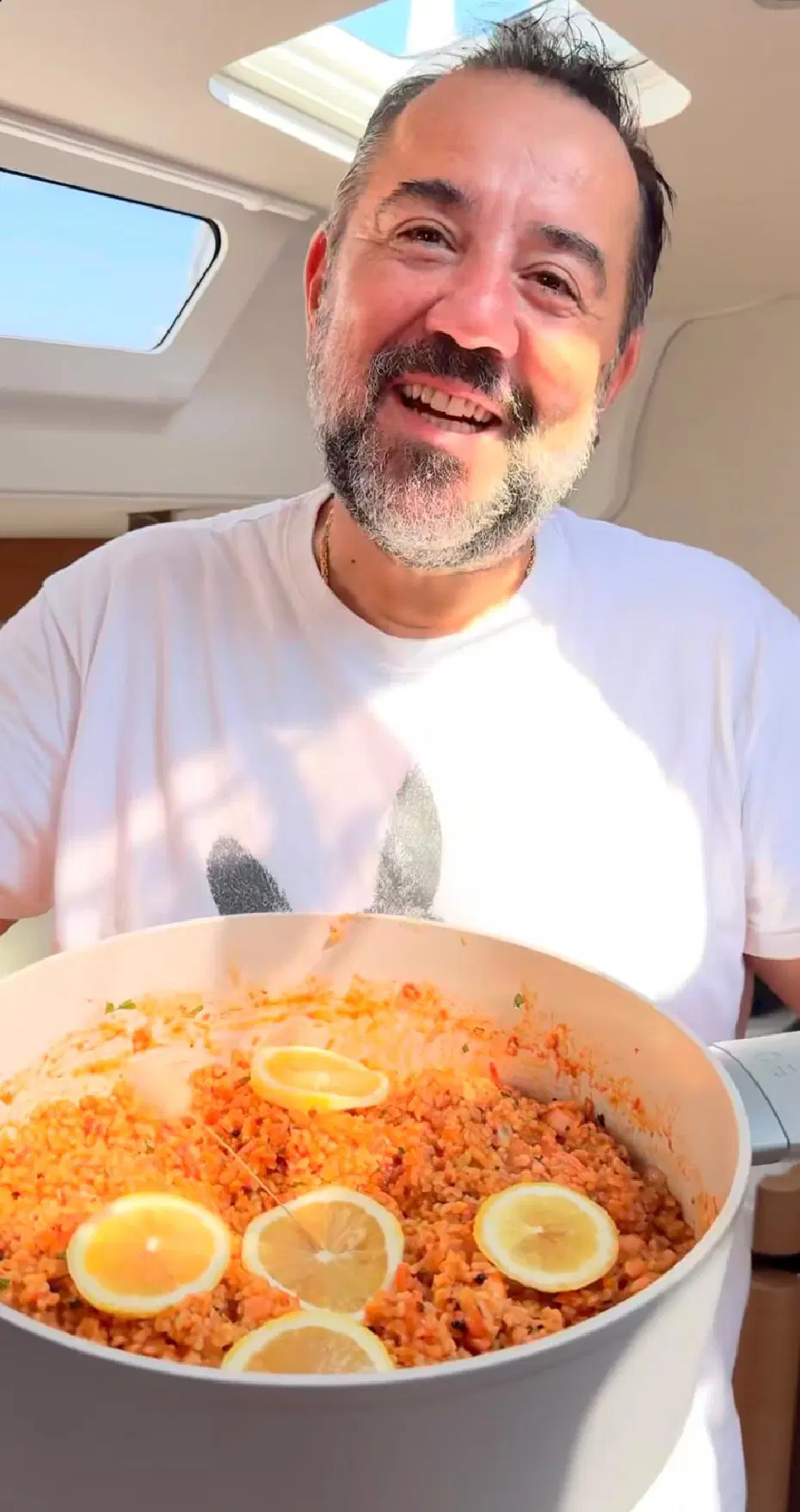 Ata Demirer bulgur pilavı yaptı içine ahtapot kattı 