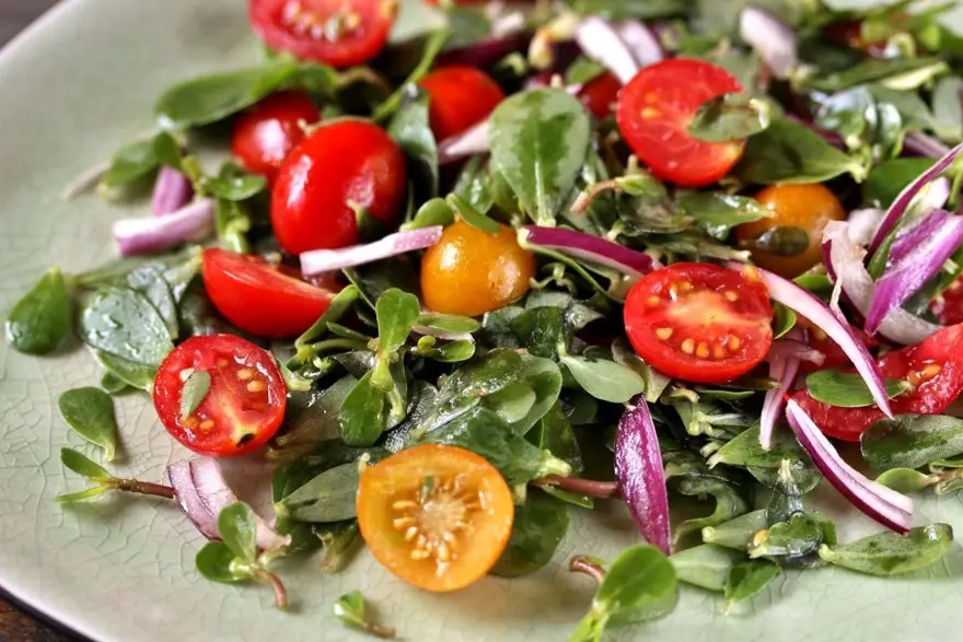 Yolda anal Kokraklari ochiq va yuzsiz qizlar