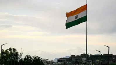 Hinduizm'e hakaret iddiası: Avukat, başyargıca ayakkabı fırlattı