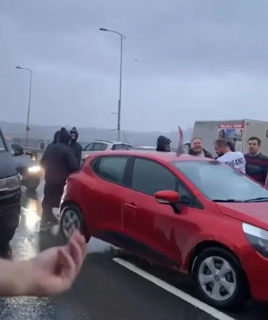 Fatih’te yol vermekavgası: Otomobili tekmelediler Fatih’te yol vermekavgası: Otomobili tekmelediler