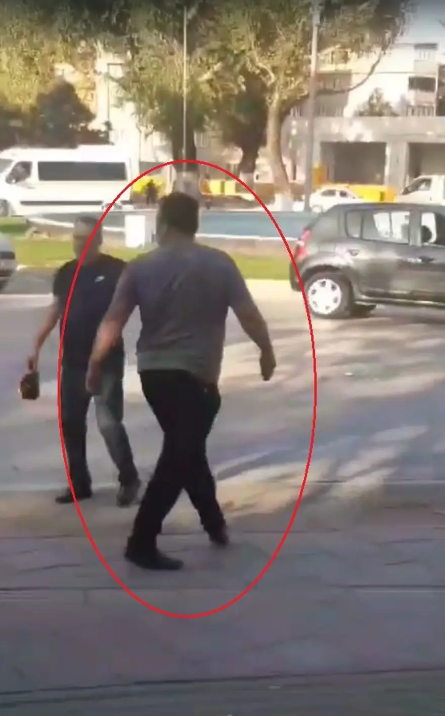 Arabasını tekmeleyen adamı, bıçakla kovaladı 3 Arabasını tekmeleyen adamı, bıçakla kovaladı 3