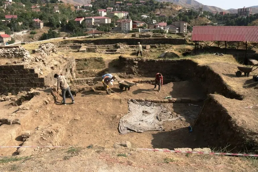 Bitlis Kalesi’nde Bizans ve Osmanlı dönemine ait bulgular bulundu 6 Bitlis Kalesi’nde Bizans ve Osmanlı dönemine ait bulgular bulundu 6