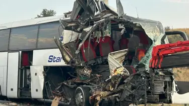 Mersin'de feci kaza: Otobüs demir yığınına döndü, dokuz yaralı var