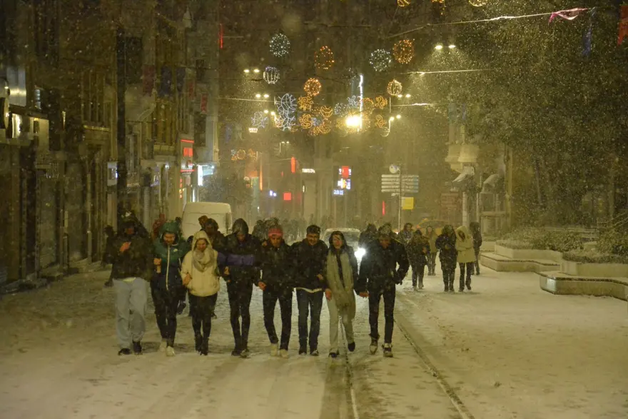 Kar yağışı İstanbul'u etkisi altına aldı 8 Kar yağışı İstanbul'u etkisi altına aldı 8