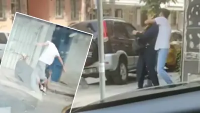 Sokak ortasında annesini tekme ve yumrukla dövdü