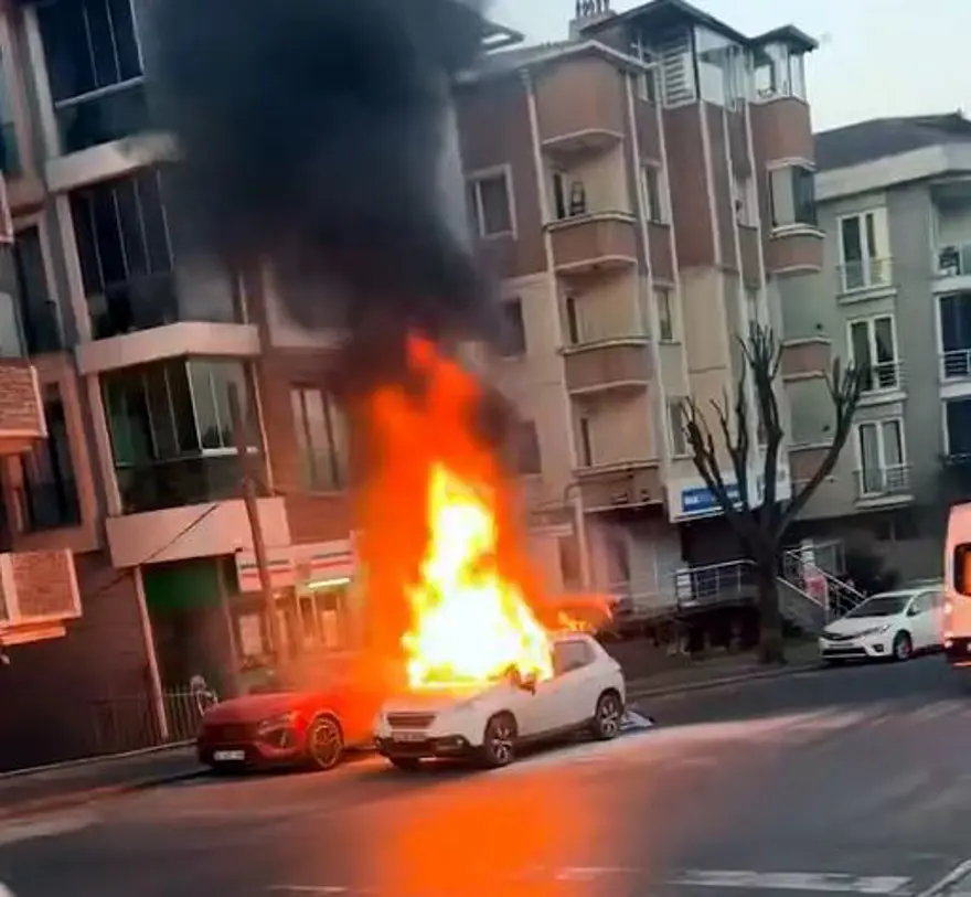 Korku dolu anlar: Alev topuna dönen araç otomobillere çarptı 1