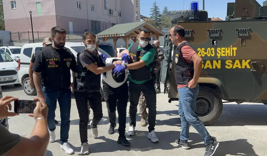 "Annenizin mutfağında bomba yapımı" araması yapmış! Eskişehir'deki bıçaklı saldırgan için istenen ceza belli oldu 5 "Annenizin mutfağında bomba yapımı" araması yapmış! Eskişehir'deki bıçaklı saldırgan için istenen ceza belli oldu 5