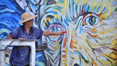 Mersin'de 36 yıllık binanın dış cephesi Van Gogh'un Yıldızlı Gece eseriyle kaplandı