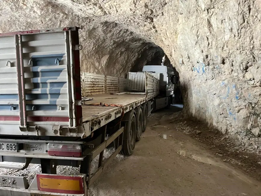 TIR tünelde sıkıştı: Tarihi yol ulaşıma kapandı 3 TIR tünelde sıkıştı: Tarihi yol ulaşıma kapandı 3