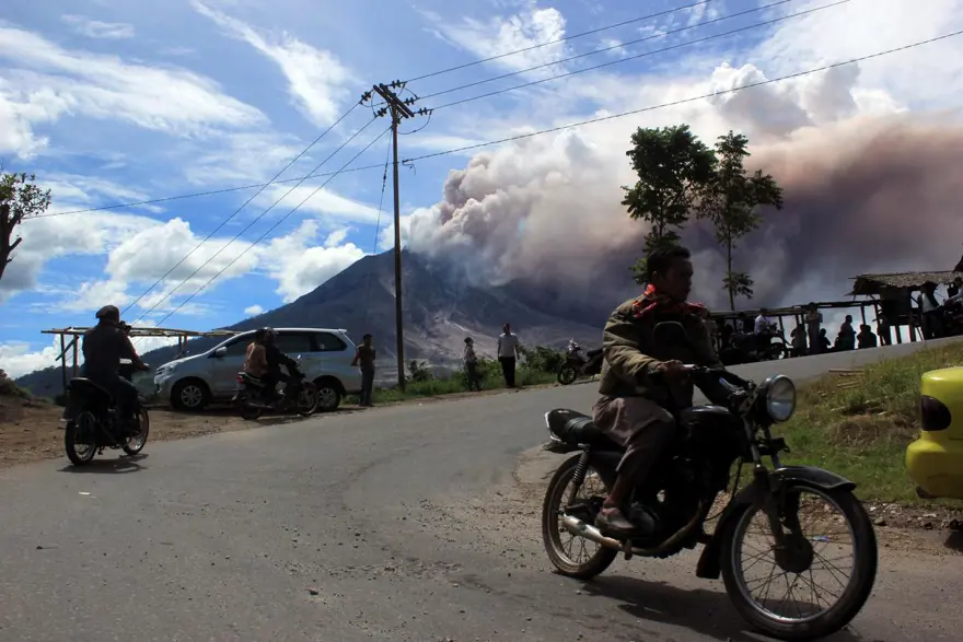Sinabung binlerce kişiyi evinden etti 21