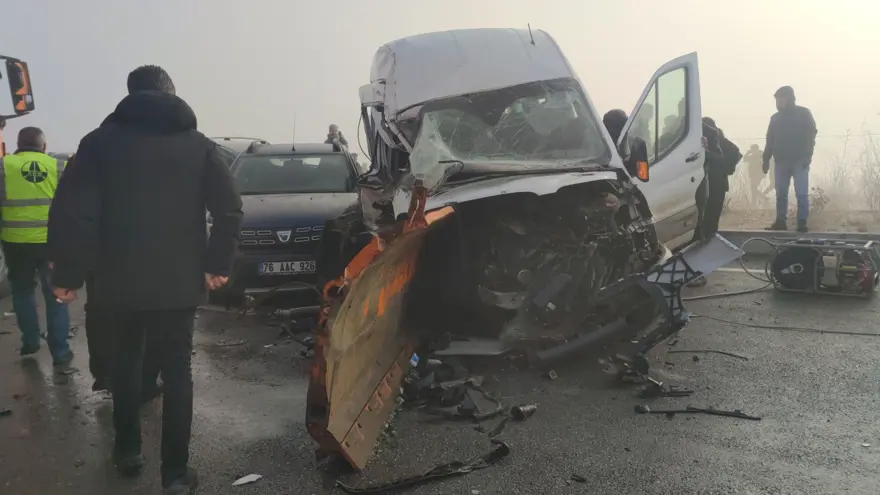 Van'da 30 araçlık zincirleme trafik kazası: 1 ölü, 51 yaralı 4