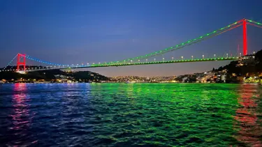 İstanbul’da köprüler Azerbaycan bayrağının renkleriyle aydınlatıldı