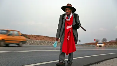 Robinson Ziya dede sağlık çalışanları ve güvenlik güçleri için yürüdü