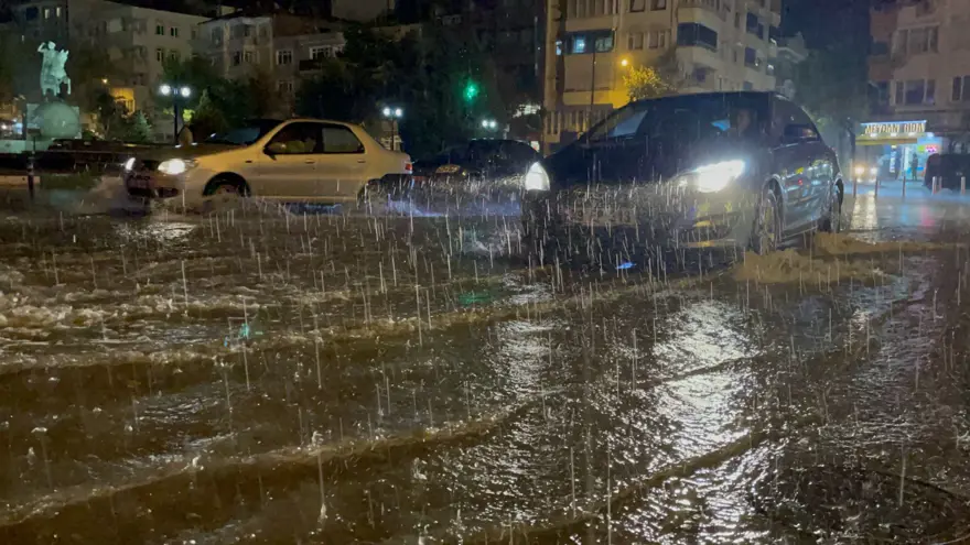 Sağanak ve fırtına birçok kentte hayatı olumsuz etkiledi 12 Sağanak ve fırtına birçok kentte hayatı olumsuz etkiledi 12
