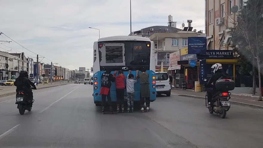 Otobüse tutunan patenli çocukların tehlikeli yolculuğu 3