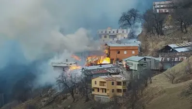 Rize'de Gölyayla köyünde çıkan yangına müdahale devam ediyor: 9 ev zarar gördü