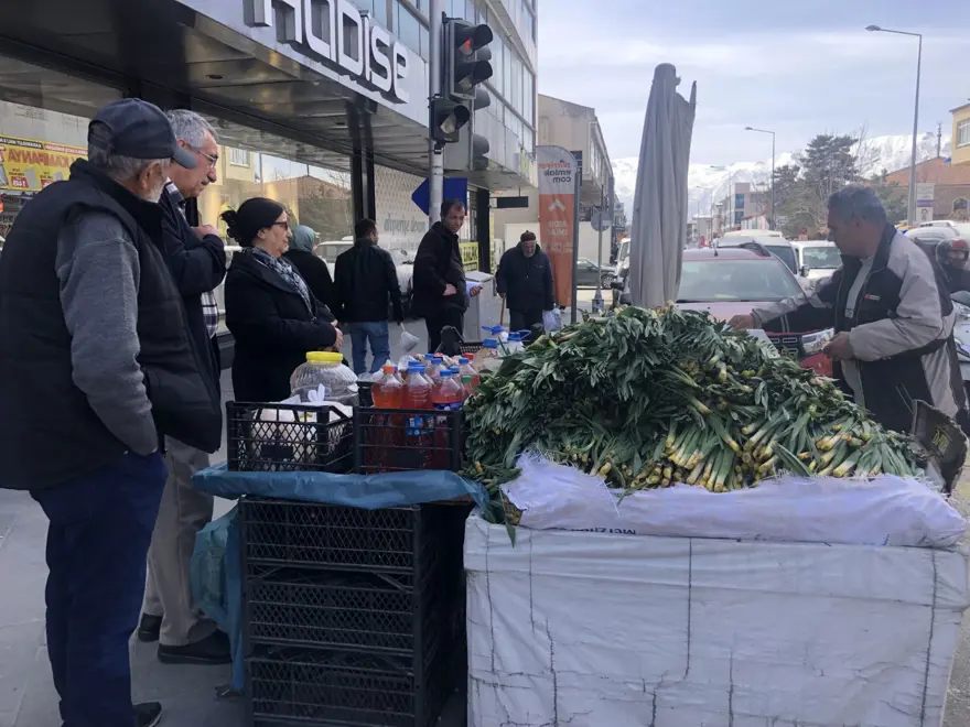 Yöre halkı ''gulik'' diyor: Şifalı ot kilosu 100 liradan tezgahlarda yerini aldı 1