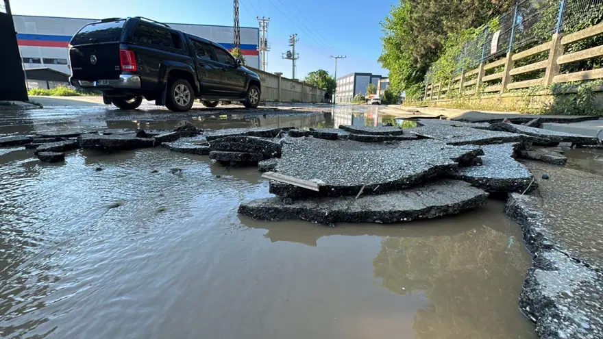Düzce'de sel suları asfaltı yerinden söktü 9 Düzce'de sel suları asfaltı yerinden söktü 9