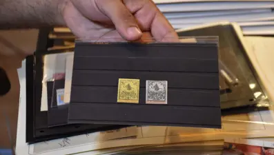 Pul koleksiyonuyla tarihe ışık tutuyor