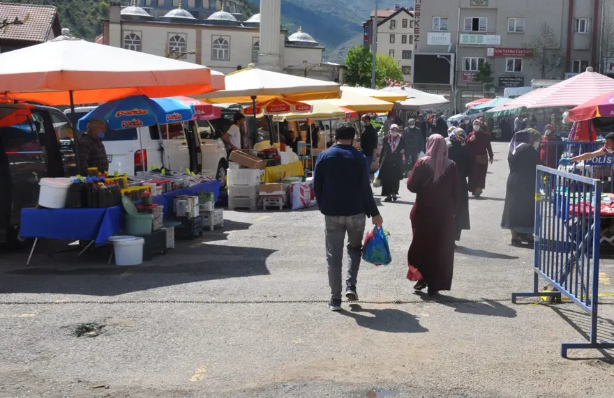 MASKE TAKILIP, SOSYAL MESAFEYE UYULUYOR 4