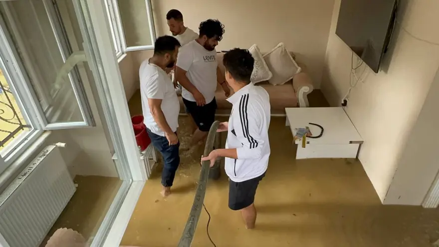 İstanbul'da sağanak yağış: Gaziosmanpaşa'da yollar göle döndü 19 İstanbul'da sağanak yağış: Gaziosmanpaşa'da yollar göle döndü 19