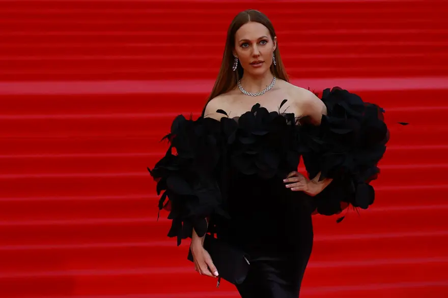 Meryem Uzerli Moskova Uluslarası Film Festivali'nin kırmızı halısında 