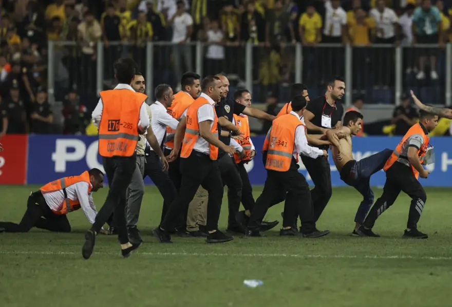 Ankaragücülü taraftar Beşiktaşlı futbolculara saldırdı: Beşiktaş yönetimi, Souza'nın kırmızı kartının iptalini istiyor 4
