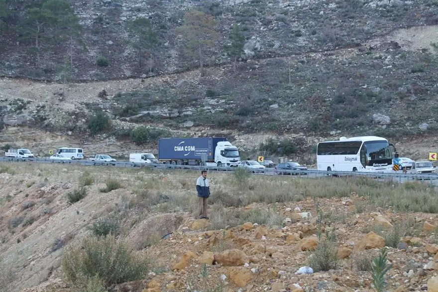 Dev kaya yola düştü 6