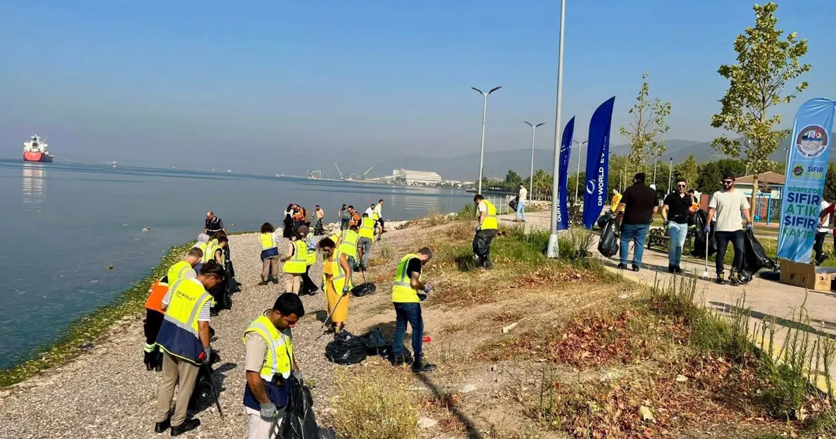 Körfez’de kıyı temizliği: Yarım saatte 70 kilo atık toplandı