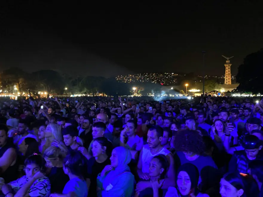 Ev hapsinde olan Gülşen'in yerine sahneye orkestra ve vokal grubu çıktı 1